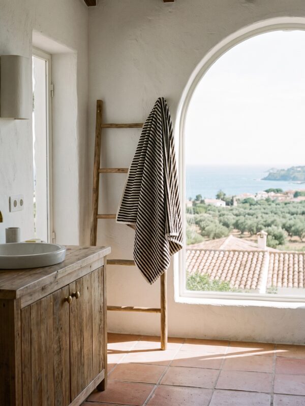 birlik1952-vivamaison-striped-bath-sheet-black-bathroom-lifestyle-towel-havlu-bubble-pompom-nohut-banyo-3.jpg