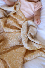 birlik1952 bebek battaniye jakarlı 3 kat müslin three layer jaquard swaddle blanket baby crinkle krinkle muslin fabric cotton dino dinozor origami geometrik sarı yellow